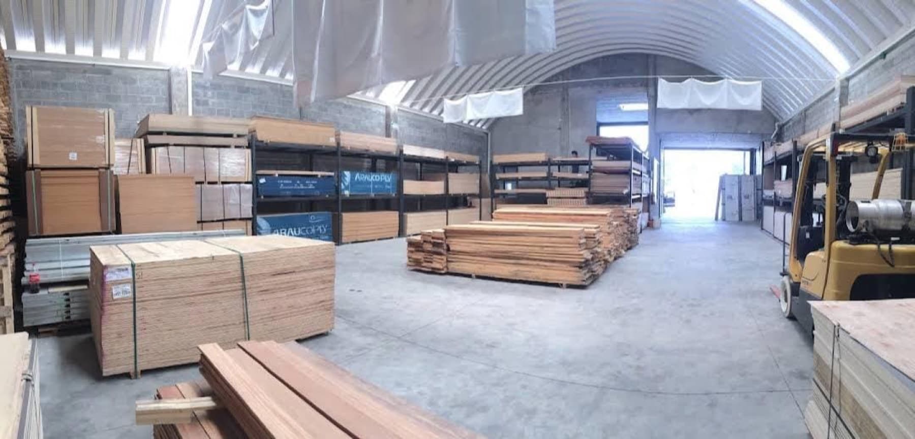 Bodega de Roble y Acero con madera y triplay clasificados en racks