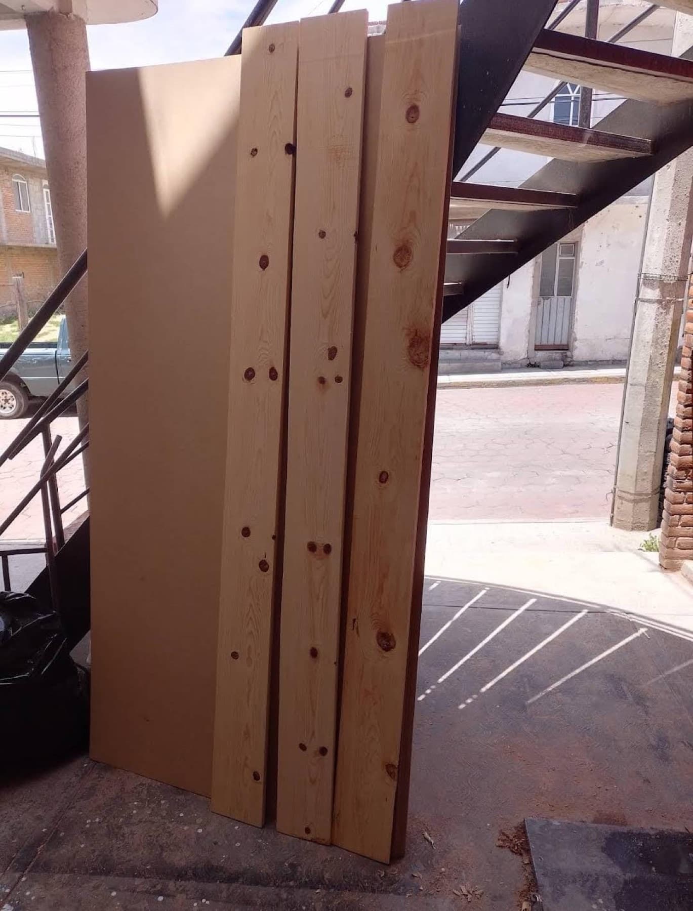 Tablas de pino y triplay clasificados en el mostrador